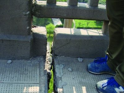 圖為大橋17號墩處橋面裂縫。梅建明 攝