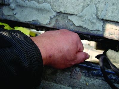 圖為大橋17號墩處橋面裂縫。梅建明 攝