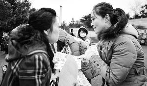 墓區(qū)服務(wù)員（右）見證了喪葬“綠化進(jìn)程”。新華社發(fā)