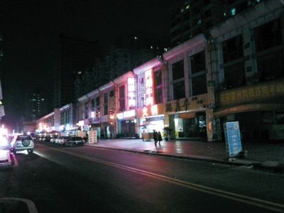 3月11日，掃黃后晚上8點天鵝湖路冷清的街道。以前，這里都是人和車輛，街邊站滿了小姐。新京報記者 林野 攝