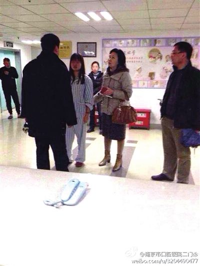 事發(fā)現(xiàn)場，打人者袁亞平(右二) (資料圖)