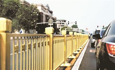 從復(fù)興門到建國門，長安街一線全部更換為金色護(hù)欄 攝影/本報記者 郝羿
