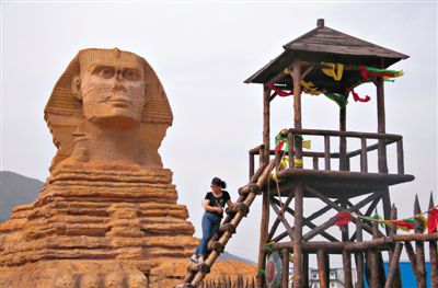 一游客在河北石家莊某地的“獅身人面像”前。