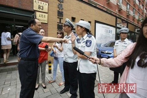 市環(huán)保局和東城區(qū)環(huán)保局聯(lián)合出動，再次檢查國家文物局食堂環(huán)境污染問題，在門口受阻。新京報記者 高瑋 攝
