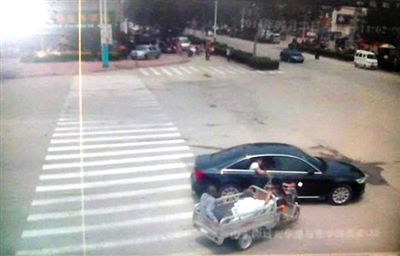 23日中午，陳母被突然噴毒。新京報(bào)記者 王瑞鋒 攝