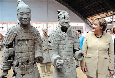 2010年7月17日，西安，默克爾參觀兵馬俑，慶祝生日。