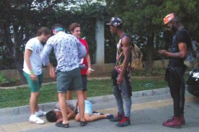 外籍男子路邊發(fā)現(xiàn)醉漢將其圍住。