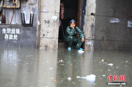 7月15日，因連日強(qiáng)降雨致長(zhǎng)沙市開福區(qū)西長(zhǎng)街街道出現(xiàn)嚴(yán)重內(nèi)澇，最深水位超過一米，沿街60余戶門面進(jìn)