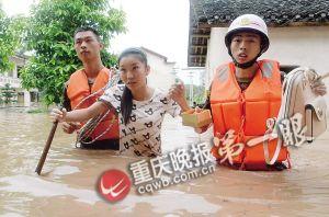 長(zhǎng)壽區(qū)，消防官兵搜救被困群眾。