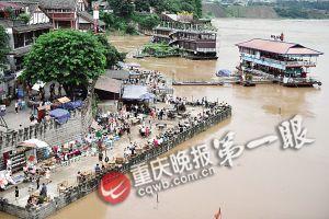 沙坪壩區(qū)磁器口，江水逼近休閑平臺(tái)。