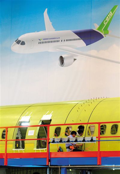 昨日，中國商飛總裝制造中心技術(shù)人員對接C919首架機的機體。新華社記者 丁汀 攝