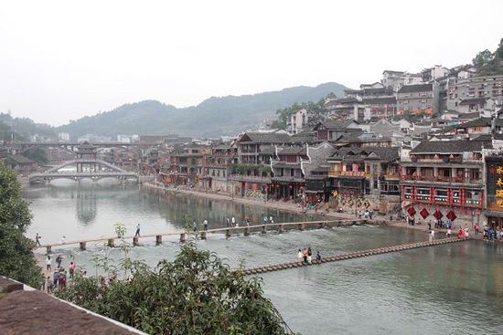 鳳凰古城以被吐槽七次高居最想吐槽榜榜首，而這七次吐槽全部來自在鳳凰古城隨機采訪的10名游客中。