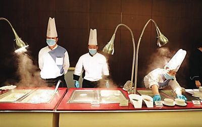 　工作人員在餐廳忙碌。（網(wǎng)絡(luò)圖片）