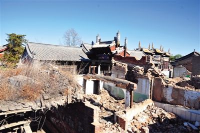 大同市文廟附近開發(fā)的一片仿古四合院，附近基礎設施建設已停工，周圍都是廢墟。