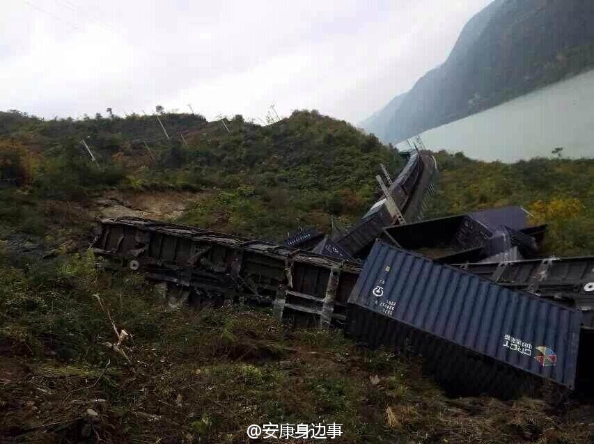 襄渝鐵路旬陽(yáng)至棕溪上行線發(fā)生山體塌方，致使75228次貨物列車8節(jié)車廂脫線。圖片來源于網(wǎng)絡(luò)