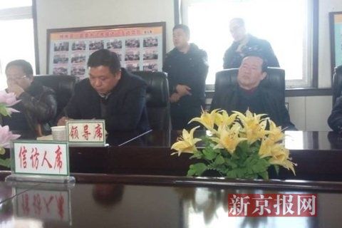訪民代表與縣領(lǐng)導(dǎo)開(kāi)會(huì)協(xié)商時(shí)，副縣長(zhǎng)頭靠椅背睡著10分鐘左右。受訪對(duì)象供圖