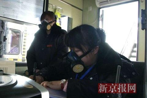 收費(fèi)員戴防毒面具上班。當(dāng)?shù)鼐W(wǎng)友供圖