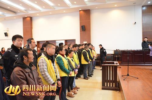 胡寶寶（右四）等接受集中宣判。