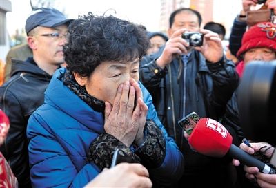 2月9日，呼格吉勒?qǐng)D的母親尚愛云在旁聽趙志紅案后，接受媒體采訪時(shí)落淚。新華社記者 任軍川 攝