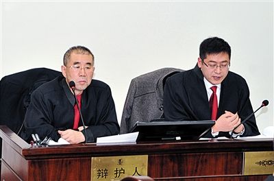 1月5日，呼市中院審理趙志紅案。律師謝飛（左）和張瑞軍（右）出庭為趙志紅辯護(hù)。