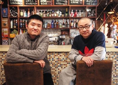 　14日，西安交通大學(xué)路66號(hào)公路咖啡館，苗阜（左）、王聲（右）兩位青年相聲演員今年將第一次登上春晚