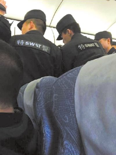 特警登機(jī)處理。