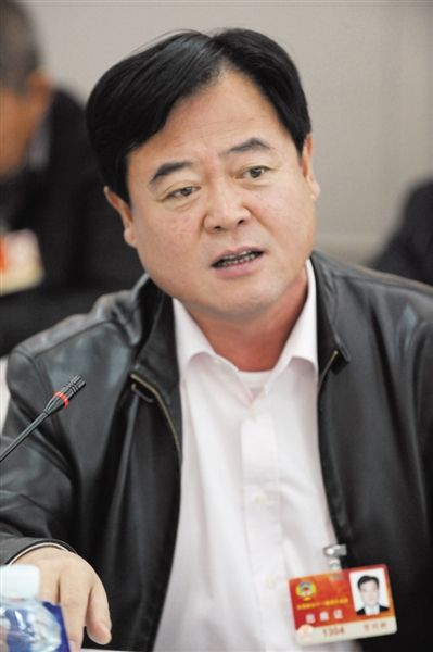 　政協(xié)委員、中國通用技術(shù)集團(tuán)董事長賀同新稱，按照2014年的數(shù)字，他的薪水下降了近50%。圖/CFP