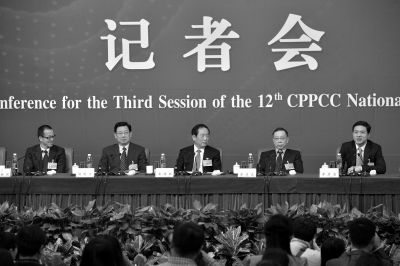 昨日，政協(xié)十二屆三次會議舉行記者會，五位嘉賓回答中外記者提問。京華時報(bào)記者王海欣攝
