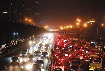 昨晚，因沙塵暴導(dǎo)致能見(jiàn)度低，長(zhǎng)安街嚴(yán)重堵車(chē)。