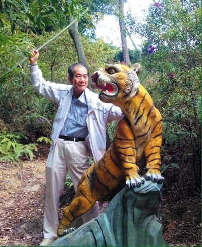 2015年1月10日，區(qū)少坤到廣東肇慶九龍湖游玩，拍攝打虎圖。
