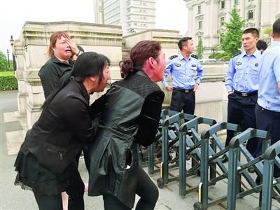 昨日，連恩青被執(zhí)行死刑。執(zhí)刑前，連恩青的父母和妹妹進(jìn)入溫嶺市看守所與連恩青見(jiàn)面，但其他親屬均被拒見(jiàn)最后一面?！”景鎴D片/CFP