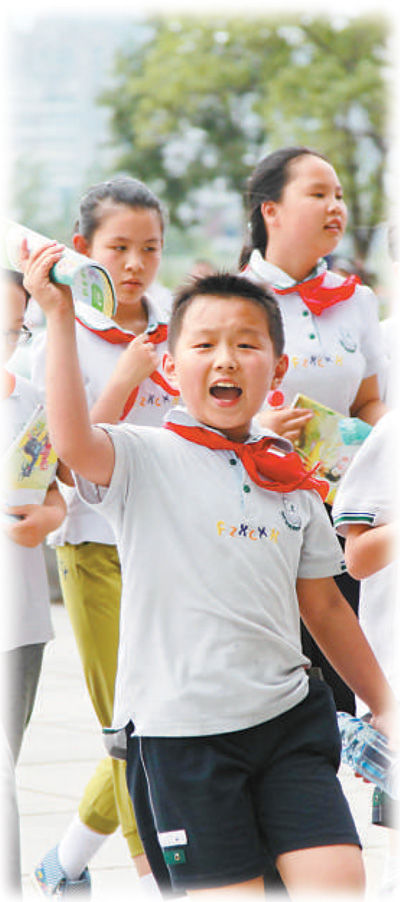 南京某小學(xué)學(xué)生在參加課外活動(dòng)。