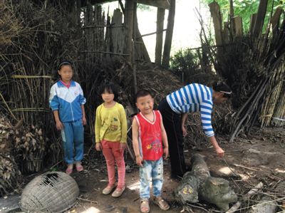 羅梅和她的三個(gè)孩子。中間兩個(gè)孩子為羅梅夫婦在逃亡途中所生。新京報(bào)記者 蕭輝 攝