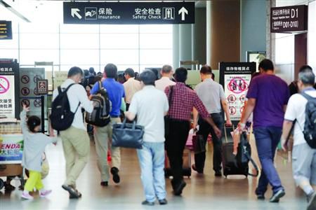 近期乘飛機(jī)應(yīng)留足更多的時間以免誤機(jī)。/晨報記者 殷立勤