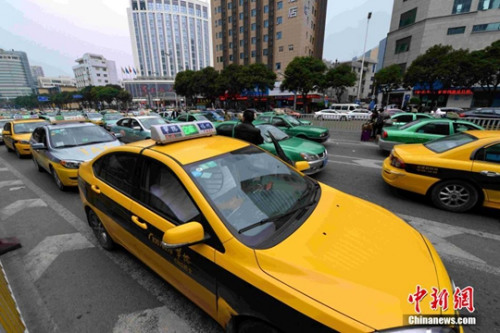 1月17日，福州華榕出租車公司期下的出租車在街頭候客。