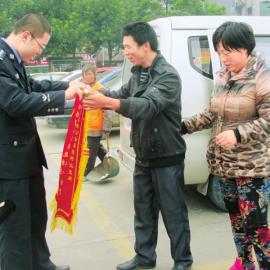 何姜姜的父母給民警送錦旗。