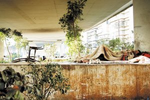 流浪者棲身城市高架橋下 生存無尊嚴隨時等死 流浪者棲身城市高架橋下 生存無尊嚴隨時等死