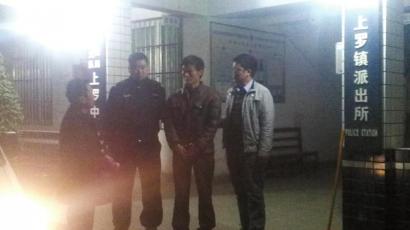 王強(qiáng)被抓獲歸案,右二為犯罪嫌疑人。