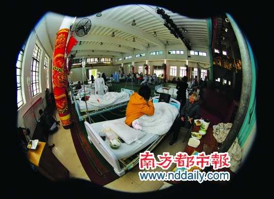 病人被轉(zhuǎn)移到該院的工會大禮堂。通訊員 符曉亮 攝