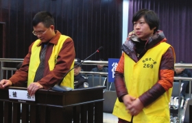 12月10日，衡陽市中級人民法院，顧湘陵（左）和妻子吳利君當庭接受庭審。圖/通訊員李建輝