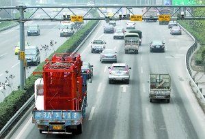 內(nèi)環(huán)高速連應(yīng)急車(chē)道也被社會(huì)車(chē)輛占用著，3月嬰兒最后病重離世