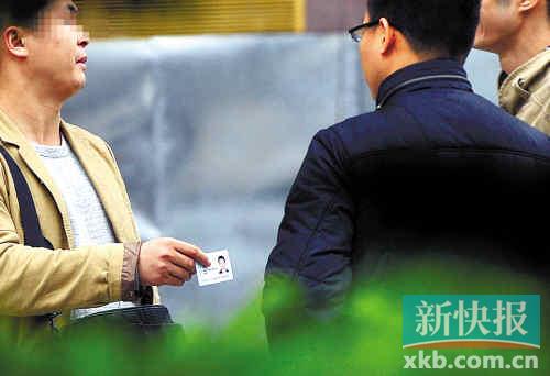在進行了近半個月暗訪調查中，有證販子告訴記者稱，二代身份證買賣已形成產業(yè)鏈，不僅貨源穩(wěn)定，生意也是相當紅火?！稣褟V場附近，一名男子正向記者兜售二代身份證。