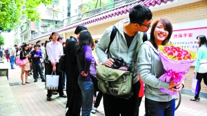 2011年11月11日，越秀區(qū)民政局，登記結(jié)婚的隊(duì)伍排了足有一百米長(zhǎng)（資料圖片）?！∮浾唿S澄鋒攝