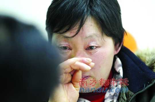 　　聽(tīng)聞判決結(jié)果，被害人母親楊書(shū)會(huì)控制不住眼淚。南都記者徐文閣攝
