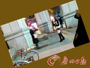 黑衣女拿著剪刀指著“保時(shí)捷女孩”。