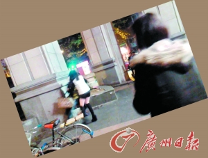 踢落剪刀后欲抱住黑衣女。