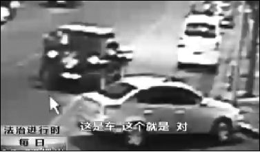 事發(fā)現(xiàn)場監(jiān)控錄像顯示，白圈內(nèi)的被害人老丁，正在牧馬人越野車旁收費。 圖片來自電視截圖