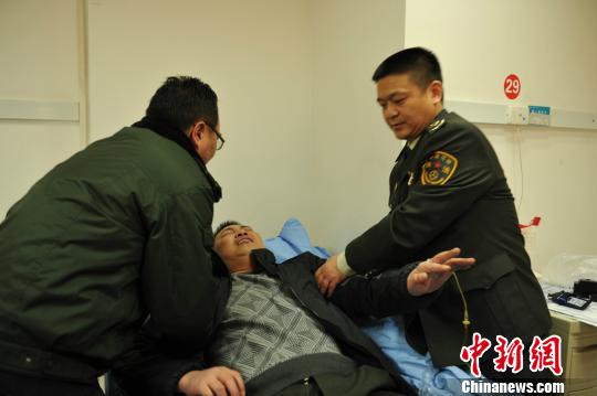 被“黑車”頂跑近5公里的執(zhí)法隊員周應鑄被送至醫(yī)院急救?！￠Z成全　攝