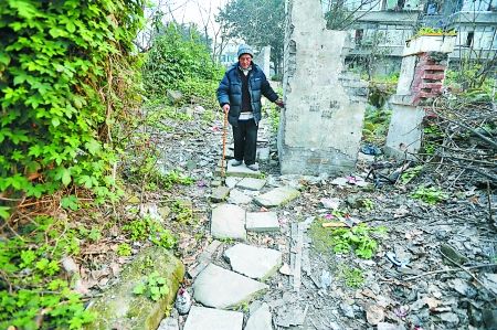 昨日，大渡口區(qū)，徐建高老人走在他鋪成的石子路上。 記者 張路橋 攝