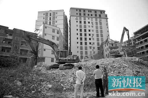 在無(wú)數(shù)次專項(xiàng)行動(dòng)和強(qiáng)拆風(fēng)暴的背后，是衍生出的各色潛規(guī)則。